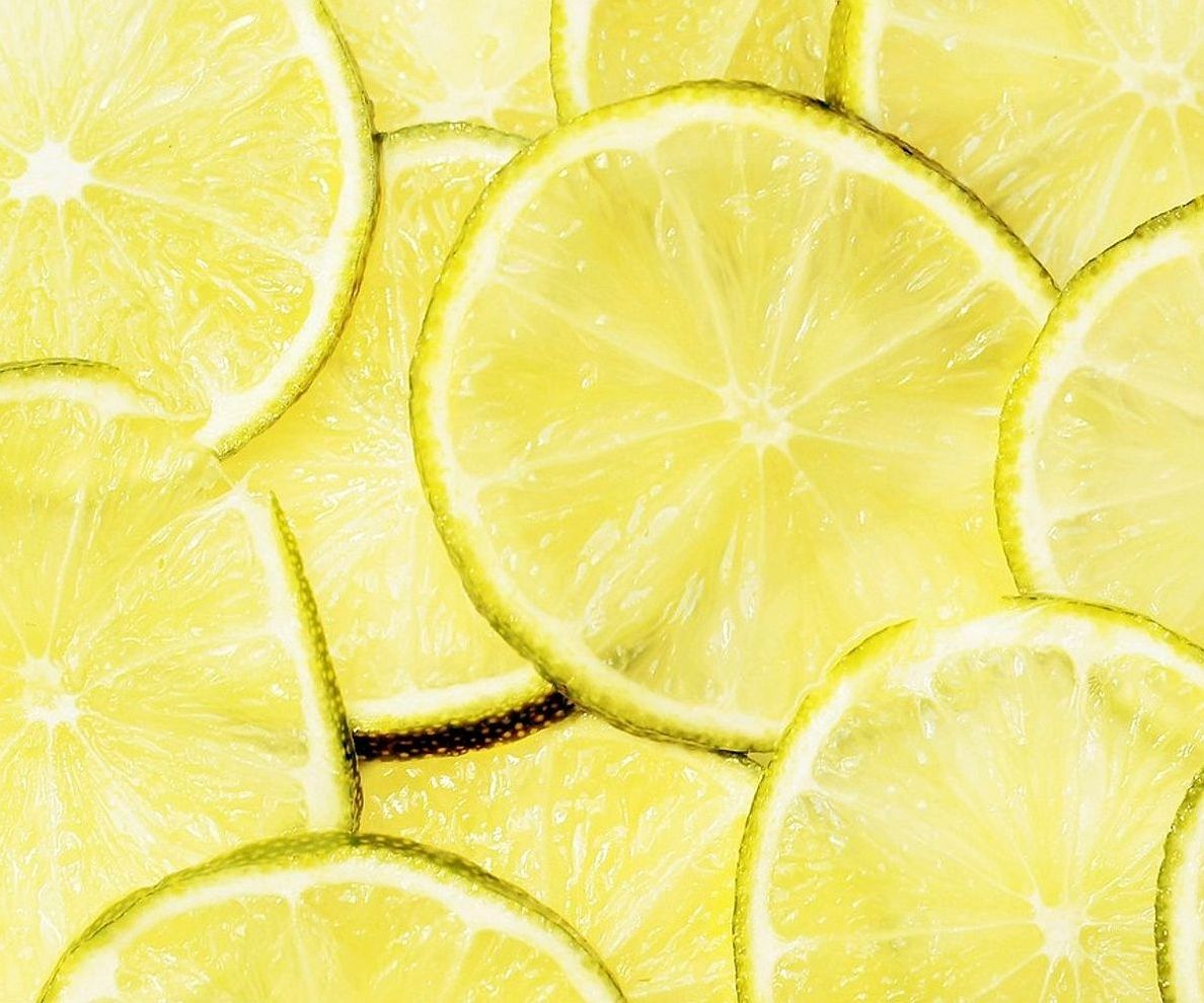 أيدٍ تمزج المكونات الطبيعية على طاولة النضح النظيفة