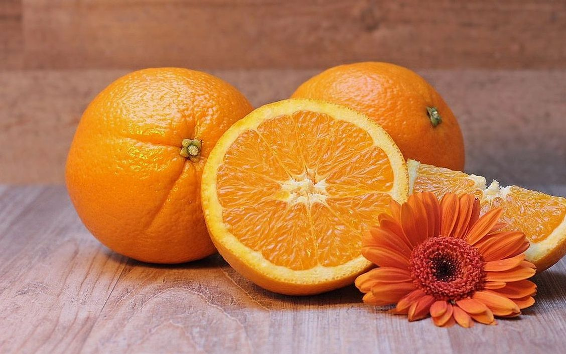 كوب من العصير الطبيعي بألوان جميلة